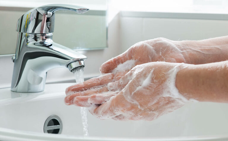 Redno umivanje rok je najboljša obramba