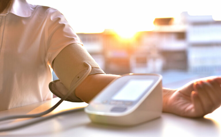 Zakaj je krvi tlak dobro spremljati tudi doma?