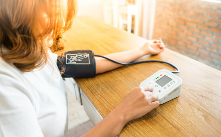 Za poznavanje svojih vrednosti krvnega tlaka zadošča že preprosta meritev